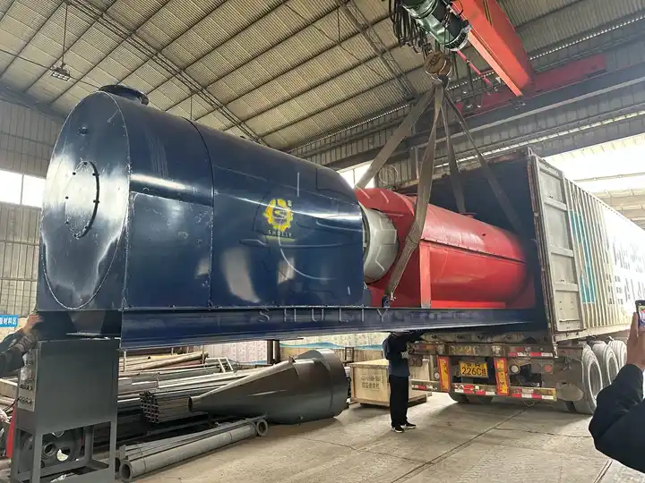 연속 탄화로가 트럭에 적재 중